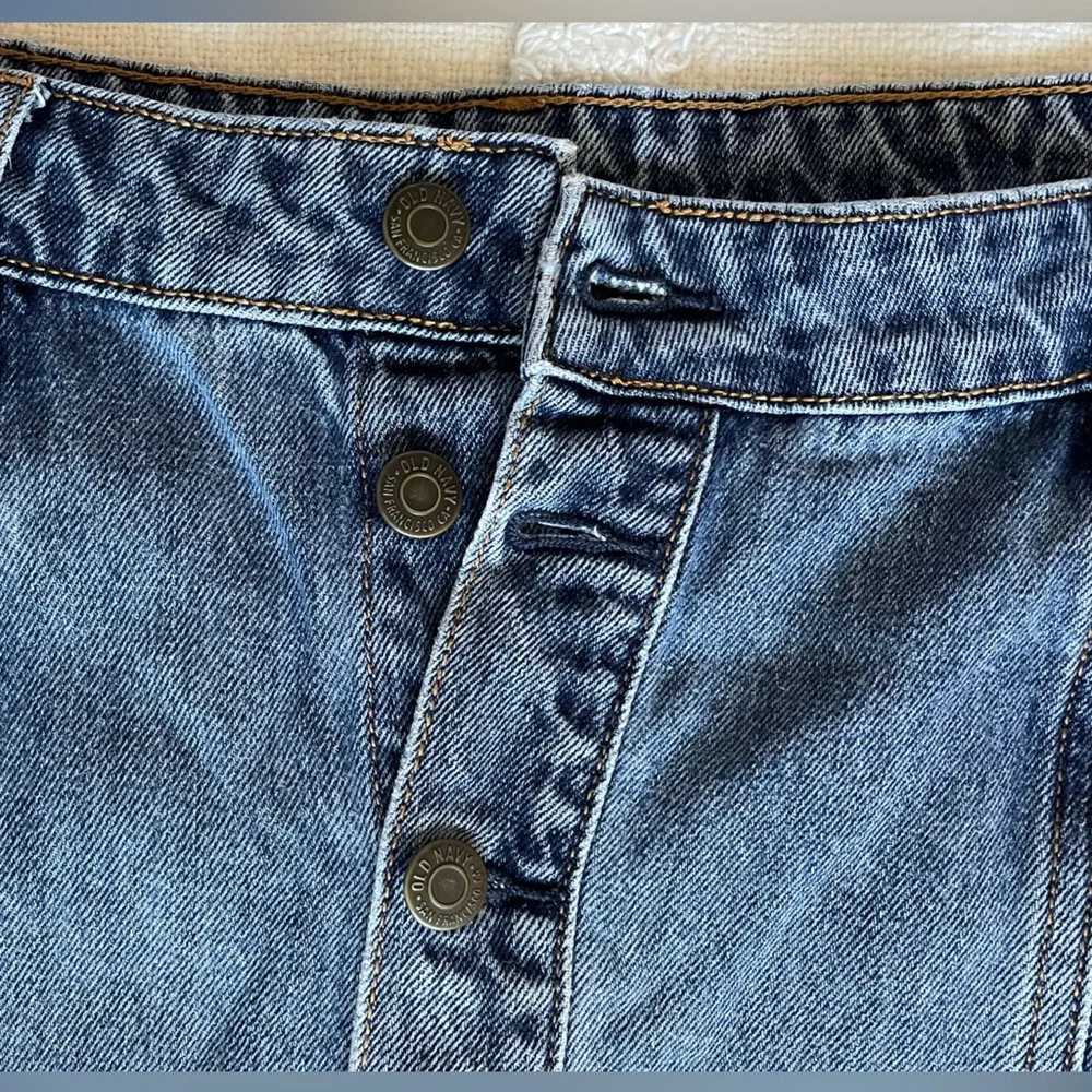 Cute denim Old Navy skirt with buttons - Picture 3 of 9